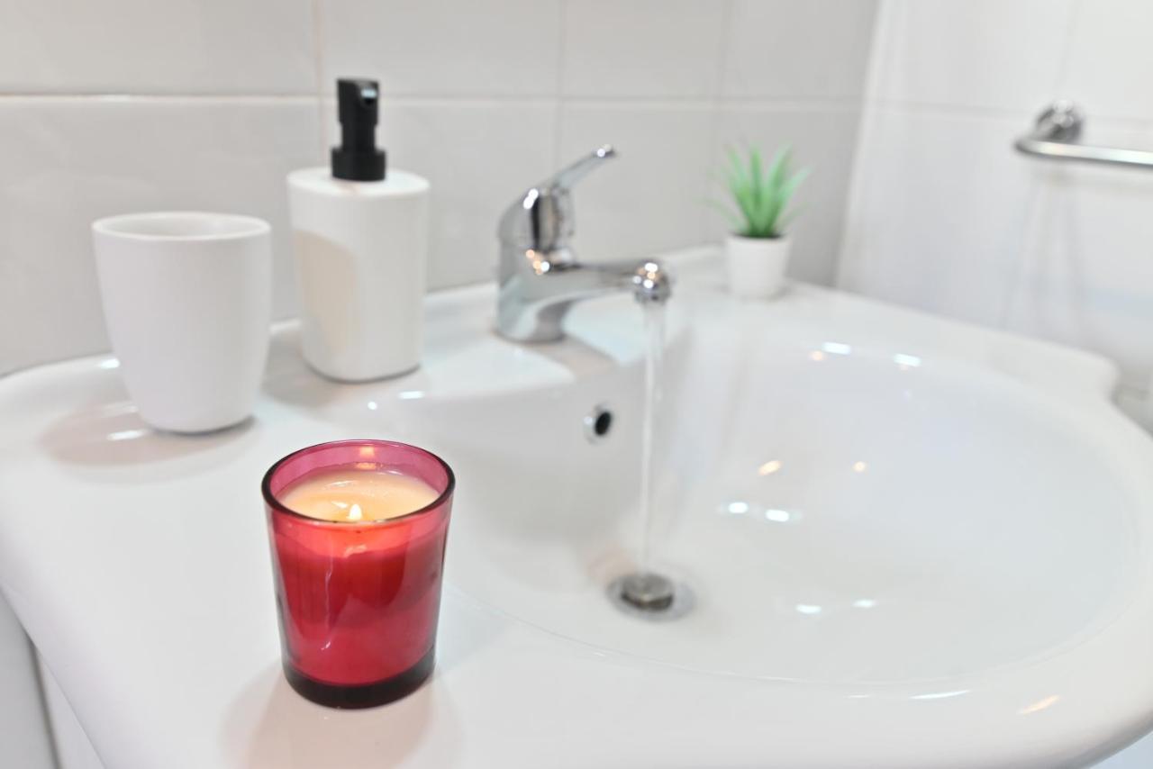 Izzhome Holiday Terrace Каляри Екстериор снимка