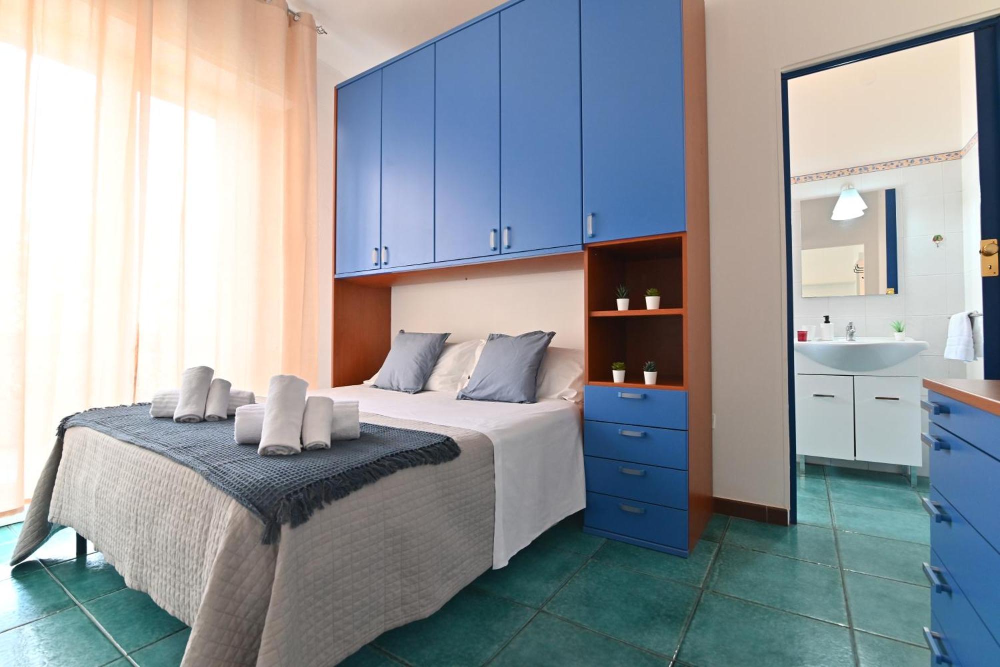 Izzhome Holiday Terrace Каляри Екстериор снимка